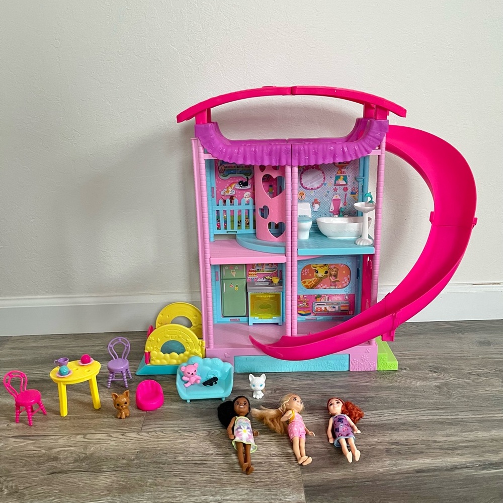 Mattel Barbie Chelsea Playhouse includes 3 dolls and accessories